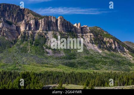 Cathedral Rocks, le résultat d'une avalanche de roche antique, le long de Chief Joseph Scenic Byway, Shoshone National Forest, Wyoming, États-Unis Banque D'Images