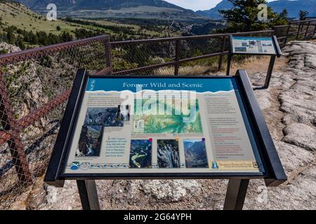 Panneau Forever Wild et Scenic à Sunlight Creek, le long de Chief Josepth Scenic Byway, Shoshone National Forest, Wyoming, États-Unis {aucun copyright; disponible Banque D'Images