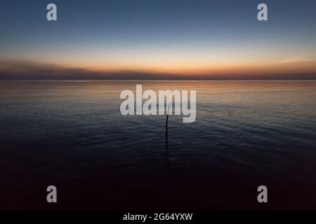 Coucher de soleil sur la mer Baltique sur Vistule Spit à Piaski, Pologne. 21 juin 2020 © Wojciech Strozyk / Alamy stock photo Banque D'Images