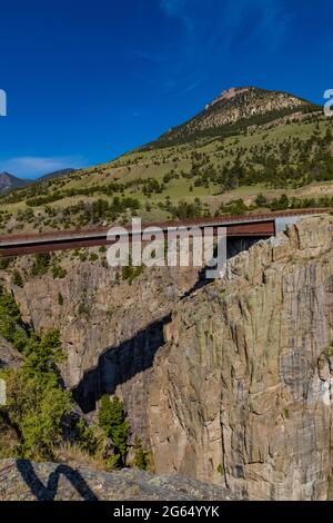 Pont sur Sunlight Creek le long de Chief Josepth Scenic Byway, Shoshone National Forest, Wyoming, États-Unis Banque D'Images