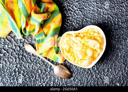porridge de maïs avec beurre sur une assiette Banque D'Images