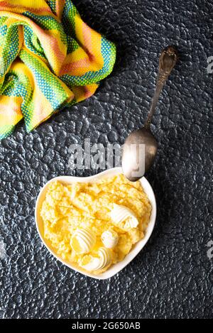 porridge de maïs avec beurre sur une assiette Banque D'Images