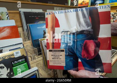 Les disques vinyles dans la librairie Barnes & Noble sur la Cinquième Avenue, New York, USA Banque D'Images