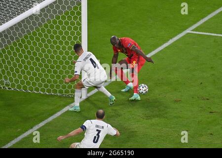 Romelu LUKAKU (bel) donne la grande chance de but d'égaliser, d'action, duels contre Leonardo SPINAZZOLA (ITA), scène de zone de pénalité. Quart de finale, match M46, Belgique (bel) - Italie (ITA) 1-2 le 2 juillet 2021, Arena Muenchen. Football EM 2020 du 06/11/2021 au 07/11/2021. Banque D'Images