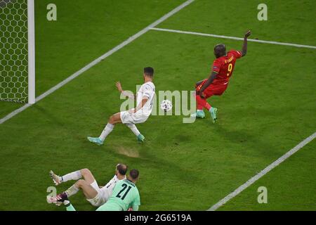 Romelu LUKAKU (bel) donne la grande chance de but d'égaliser, d'action, duels contre Leonardo SPINAZZOLA (ITA), scène de zone de pénalité. Quart de finale, match M46, Belgique (bel) - Italie (ITA) 1-2 le 2 juillet 2021, Arena Muenchen. Football EM 2020 du 06/11/2021 au 07/11/2021. Banque D'Images