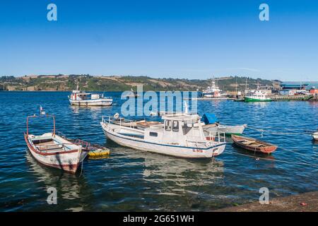 CASTRO, CHILI - 22 MARS 2015 : bateaux de pêche dans un port de Castro, île Chiloe, Chili Banque D'Images