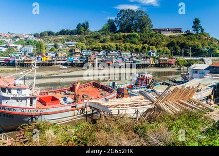 CASTRO, CHILI - 23 MARS 2015 : bateaux de pêche et palafitos (maisons à pilotis) à marée basse à Castro, île de Chiloe, Chili Banque D'Images