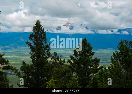 La National Bison Range, située à l'extrême ouest du Montana, est magnifique et offre des vues époustouflantes dans toutes les directions et une faune et une flore incroyables Banque D'Images