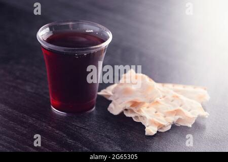 La Sainte Communion de la foi chrétienne du vin et du pain sans Levain Banque D'Images