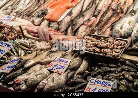 Poisson frais et fruits de mer sur le marché central du Mercado dans le centre de Santiago, Chili Banque D'Images