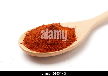 Paprika moulu sur une cuillère en bois Banque D'Images