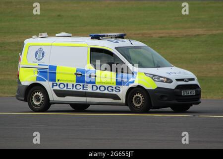 SF64 KEU, une fourgonnette Ford Transit Connect utilisée par l'unité chien de police d'Écosse, à l'aéroport de Prestwick lors de la visite du président américain Donald Trump en 2018. Banque D'Images