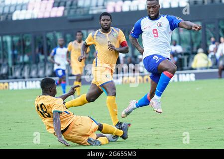 Fort Lauderdale, Floride, États-Unis, 2 juillet 2021, Haïti avance Duckens Nazon #9 saute pour éviter l'attaque par Saint Vincent et les Grenadines milieu de terrain Jamol Yorke #18 au Drive Pink Stadium. (Crédit photo: Marty Jean-Louis) crédit: Marty Jean-Louis/Alamy Live News Banque D'Images