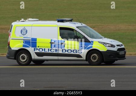 SF64 KEU, une fourgonnette Ford Transit Connect utilisée par l'unité chien de police d'Écosse, à l'aéroport de Prestwick lors de la visite du président américain Donald Trump en 2018. Banque D'Images