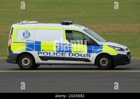 SF64 KEU, une fourgonnette Ford Transit Connect utilisée par l'unité chien de police d'Écosse, à l'aéroport de Prestwick lors de la visite du président américain Donald Trump en 2018. Banque D'Images