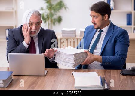 Un vieil homme d'affaires souffre de maux de dents au bureau Banque D'Images