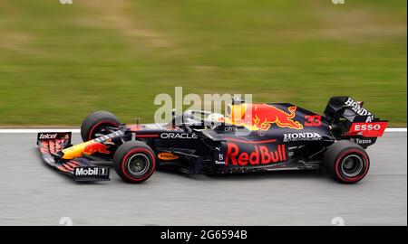 Le pilote de Red Bull Max Verstappen des pays-Bas dirige sa voiture lors de la deuxième séance d'entraînement libre le 2 juillet 2021 pour le Grand Prix autrichien de Formule 1 au Red Bull Ring à Spielberg, Autriche crédit: SCS/Soenar Chamid/AFLO/Alay Live News Banque D'Images