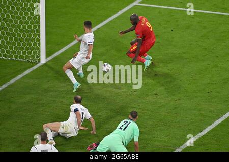 Romelu LUKAKU (bel) donne la grande chance de but d'égaliser, d'action, duels contre Leonardo SPINAZZOLA (ITA), scène de zone de pénalité. Quart de finale, match M46, Belgique (bel) - Italie (ITA) 1-2 le 2 juillet 2021, Arena Muenchen. Football EM 2020 du 06/11/2021 au 07/11/2021. Banque D'Images