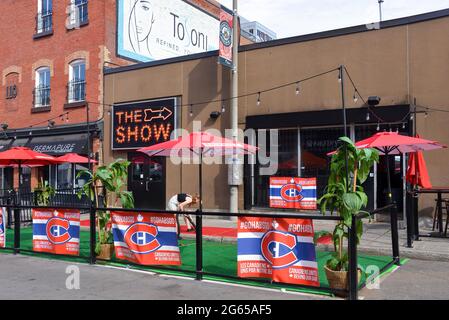 Ottawa, Canada - le 2 juillet 2021 : la boîte de nuit du salon sur la rue Clarence avec des bannières pour les Canadiens de Montréal, alias Habs, dans leur poursuite du Stanley Cu Banque D'Images