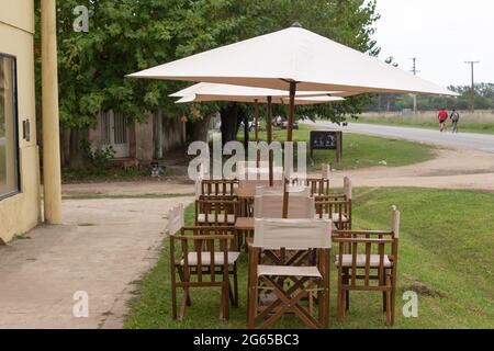 Table de restaurant extérieure sans personnes. Banque D'Images
