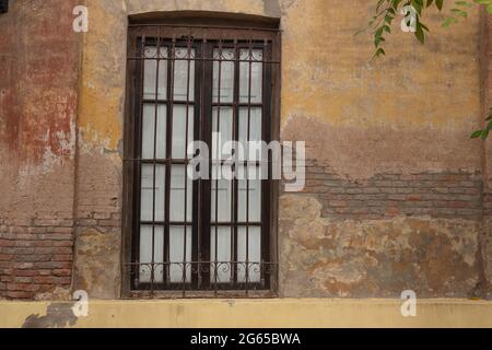 Ancienne fenêtre avec barres de fer. Banque D'Images