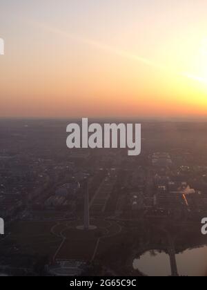 Une vue aérienne du Monument de Washington au lever du soleil. Banque D'Images