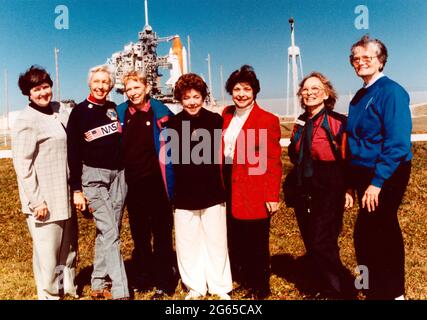 Le candidat Wallace 'Wally' Funk, astronaute du programme de mercure de la NASA, a été choisi pour lancer le vol sous-orbital de Jeff Bezos sur Blue Origin. En 1995, Funk a rejoint les candidates Mercury (appelées « First Lady Astronaut Trainees » ou « Flats » au lancement de Cape Canaveral, 39B, avec la navette spatiale STS-63, prête pour le décollage. De gauche à droite : Gene Nora Jessen, Wally Funk, Jerrie Cobb, Jerri Truhill, Sarah Ratley, Myrtle Cagle et Bernice Steadman au Launch Pad 39B de NASA Banque D'Images