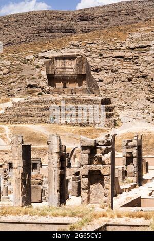 Persepolis, hall de cent colonnes, et tombe d'Artaxerxes ii, capitale de l'empire achéménide, province de Fars, Iran, Perse, Asie occidentale, Asie Banque D'Images