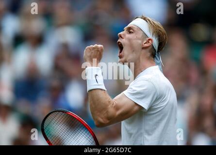 Londres, Grande-Bretagne. 2 juillet 2021. Denis Shapovalov, du Canada, réagit lors du troisième tour de match entre Andy Murray, de la Grande-Bretagne, et Denis Shapovalov, du Canada, au championnat de tennis de Wimbledon, à Londres, en Grande-Bretagne, le 2 juillet 2021. Credit: Han Yan/Xinhua/Alay Live News Banque D'Images