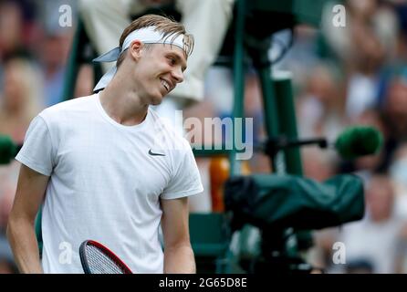 Londres, Grande-Bretagne. 2 juillet 2021. Denis Shapovalov, du Canada, réagit lors du troisième tour de match entre Andy Murray, de la Grande-Bretagne, et Denis Shapovalov, du Canada, au championnat de tennis de Wimbledon, à Londres, en Grande-Bretagne, le 2 juillet 2021. Credit: Han Yan/Xinhua/Alay Live News Banque D'Images