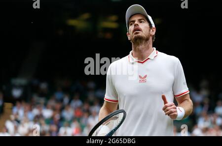 Londres, Grande-Bretagne. 2 juillet 2021. Andy Murray, de Grande-Bretagne, réagit lors du troisième tour de match entre Andy Murray, de Grande-Bretagne, et Denis Shapovalov, du Canada, au championnat de tennis de Wimbledon, à Londres, en Grande-Bretagne, le 2 juillet 2021. Credit: Han Yan/Xinhua/Alay Live News Banque D'Images