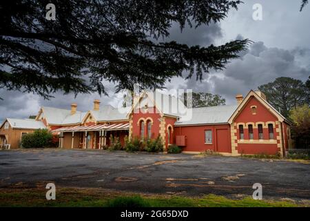 Vue sur l'avant de la gare historique Glen Innes, aujourd'hui désutilisée, Glen Innes, Nouvelle-Galles du Sud, Australie Banque D'Images