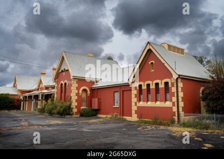 Vue sur l'avant de la gare historique Glen Innes, aujourd'hui désutilisée, Glen Innes, Nouvelle-Galles du Sud, Australie Banque D'Images