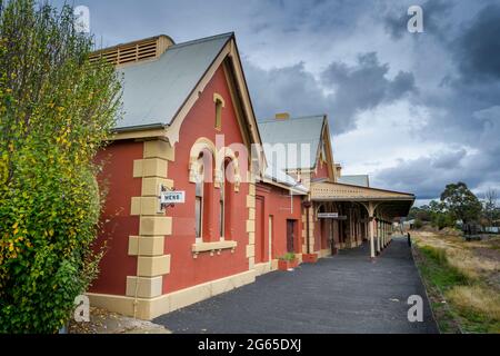 Vue sur la plate-forme de la gare historique de Glen Innes, Glen Innes, Nouvelle-Galles du Sud, Australie Banque D'Images