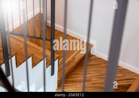 Escaliers en bois dans la maison Banque D'Images