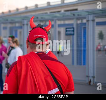 Fan de football suisse à cornes rouges, après le match de quart-finale de l'UEFA EURO 2020 Suisse-Espagne, 2 juillet 2021, Gazprom Arena, Saint-Pétersbourg, Russie Banque D'Images