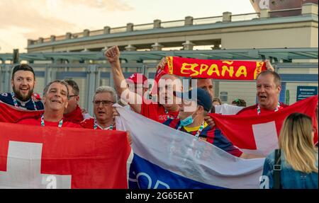 Fans de football suisse et espagnol en costume coloré, avec drapeaux nationaux, après LE MATCH DE quart de finale DE L'EURO 2020 Suisse-Espagne, Saint-Pétersbourg, Russie Banque D'Images