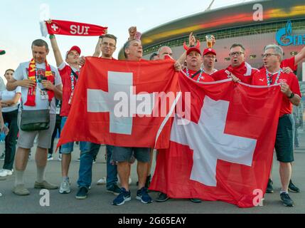 Les fans de football suisse vêtus de tenues colorées de la Suisse, avec drapeaux nationaux, match de quart de finale de l'UEFA 2020 Suisse-Espagne, Saint-Pétersbourg, Russie Banque D'Images