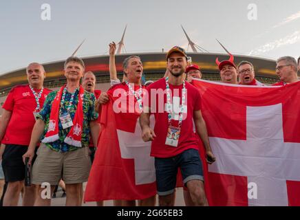 Les fans de football suisses vêtus de tenues colorées de la Suisse, avec drapeau national, après le match de l'UEFA EURO 2020 Suisse-Espagne, Saint-Pétersbourg, Russie Banque D'Images