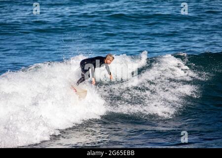 Surfeur mâle sur la vague de l'océan à Avalon Beach à Sydney, en Australie Banque D'Images