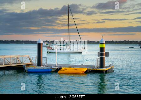 Kayaks liés au ponton nautique à l'aube, Burrum River, Bururm Heads Queensland, Australie Banque D'Images