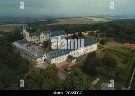 Dingelstedt, Allemagne. 02 juillet 2021. Vue sur le monastère de Huysburg. Samedi, le directeur spirituel de la maison d'hôtes et de conférence frère James Wilhelm reçoit le Prix roman 2021. Credit: Matthias Bein/dpa-Zentralbild/ZB/dpa/Alay Live News Banque D'Images