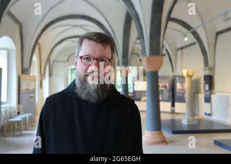 Dingelstedt, Allemagne. 02 juillet 2021. Le frère Jakobus Wilhelm se trouve sur le site du monastère de Huysburg. Samedi, le directeur spirituel de l'invité - et la maison de conférence prend le Prix roman 2021. Credit: Matthias Bein/dpa-Zentralbild/ZB/dpa/Alay Live News Banque D'Images