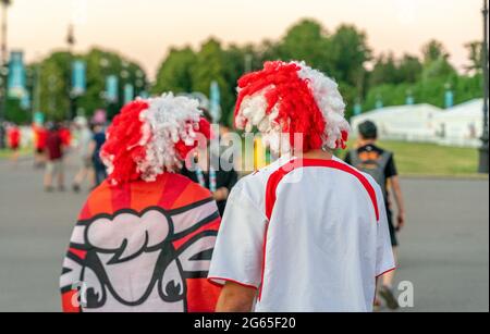 Supporters suisses en costume national, avec ailes-casquettes blanc-rouge, après le match de quart-finale Suisse-Espagne, UEFA 2020, Saint-Pétersbourg, Russie Banque D'Images