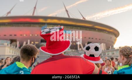 Fans suisses de chapeaux sur le thème du football, après le match de quart-finale de l'UEFA EURO 2020 Suisse-Espagne, 2 juillet 2021, Gazprom Arena, Saint-Pétersbourg, Russie Banque D'Images