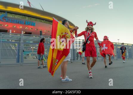 Les fans de football espagnol et suisse vêtus de tenues nationales après le match de quart-finale Suisse-Espagne, arène Gazprom, Saint-Pétersbourg, Russie Banque D'Images