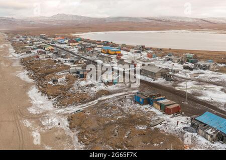 Enurmino, district autonome de Chukotka, Russie - 14 octobre 2020 : village du nord sur les rives de la mer de Chukchi. Banque D'Images