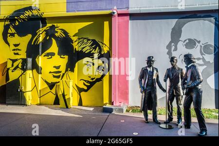 Bee Gees Way, un sentier rempli de photos et de vidéos de en l'honneur du populaire trio de groupes musicaux Bee Gees, qui regroupe Barry, Robin et Maurice Gib Banque D'Images