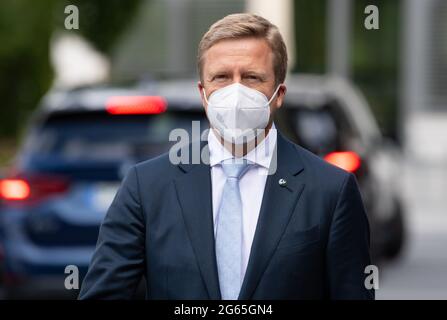 02 juillet 2021, Bavière, Garching: Oliver Zipse, Président du Conseil d'Administration de BMW AG, visite le centre de recherche sur la technologie de l'hydrogène du constructeur automobile BMW. Photo: Sven Hoppe/dpa Banque D'Images