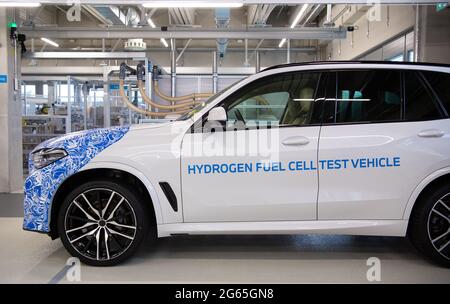 02 juillet 2021, Bavière, Garching: Une BMW X5 avec système à pile à combustible est exposée au centre de recherche du constructeur automobile BMW. Photo: Sven Hoppe/dpa Banque D'Images